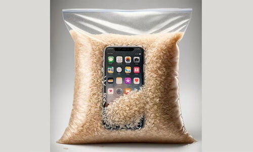 ഫോൺ വെള്ളത്തിൽ വീണാൽ ‘അരിയിൽ വെക്കരുത്..! പകരം, -ആപ്പിളിന് പറയാനുള്ളത് ഇതാണ്..