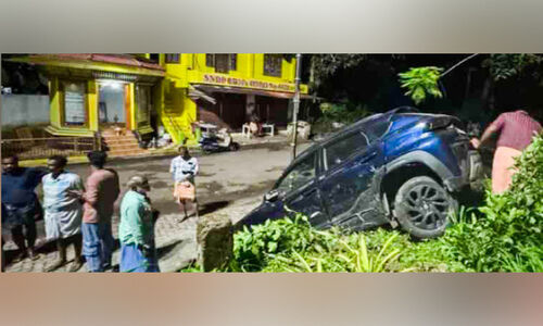 നിയന്ത്രണംവിട്ട കാർ താഴ്ചയിലേക്ക് മറിഞ്ഞു നിയന്ത്രണംവിട്ട കാർ താഴ്ചയിലേക്ക് മറിഞ്ഞു