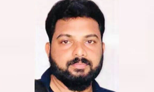 അസി. ലോക്കോ പൈലറ്റ് ട്രെയിനിൽ കുഴഞ്ഞുവീണ് മരിച്ചു; മരണം ഗൃഹപ്രവേശത്തിനും മകളുടെ ജനനത്തിനും പിന്നാലെ അസി. ലോക്കോ പൈലറ്റ് ട്രെയിനിൽ കുഴഞ്ഞുവീണ് മരിച്ചു; മരണം ഗൃഹപ്രവേശത്തിനും മകളുടെ ജനനത്തിനും പിന്നാലെ