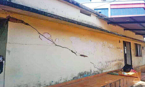 കോങ്ങാട് പൊതുശൗചാലയം അപകടാവസ്ഥയിൽ കോങ്ങാട് പൊതുശൗചാലയം അപകടാവസ്ഥയിൽ