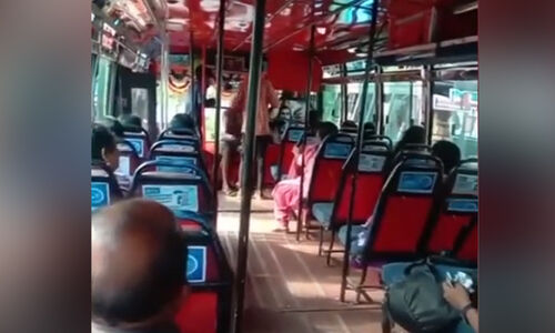 സമയ​ക്രമ​ത്തിന്‍റെ പേരിൽ ബസ്​ തടഞ്ഞ്​ ഡ്രൈവർക്ക്​ നേരെ വടിവാൾ വീശി