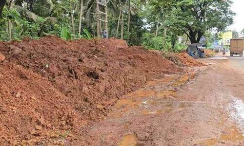 കല്ലും മണ്ണും നിക്ഷേപിച്ചു; സംസ്ഥാനപാതയിൽ അപകട ഭീഷണി കല്ലും മണ്ണും നിക്ഷേപിച്ചു; സംസ്ഥാനപാതയിൽ അപകട ഭീഷണി