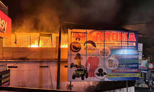 മുണ്ടക്കയത്ത്​ വ്യാപാര സമുച്ചയത്തിൽ വൻ തീപിടിത്തം