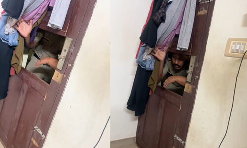 അർധരാത്രി വീടിന്റെ വാതിൽ ചവിട്ടിപൊളിച്ചു; യൂത്ത് കോൺഗ്രസ് നേതാവിന്റെ വീട്ടിൽ പൊലിസ് തേർവാഴ്ച, വൻ പ്രതിഷേധം