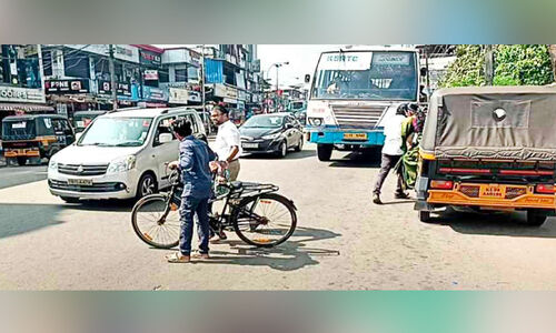 പ​ത്തി​രി​പ്പാ​ല​യി​ൽ ഗ​താ​ഗ​ത​ക്കു​രു​ക്ക് രൂ​ക്ഷം