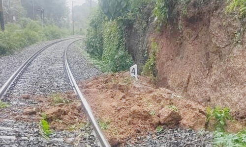 തൃശൂരിൽ റെയിൽവേ ട്രാക്കിലേക്ക് മണ്ണിടിഞ്ഞു; നാലു ട്രെയിനുകൾ പിടിച്ചിട്ടു
