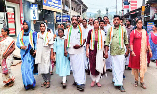 പോത്തുകല്ലിൽ മ​ഞ്ഞ​പ്പി​ത്തം; സ​മ​രം ന​ട​ത്തി​യ ജ​ന​പ്ര​തി​നി​ധി​ക​ളെ അ​റ​സ്റ്റ് ചെ​യ്തു​നീ​ക്കി