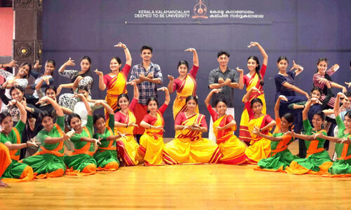 വിലയല്ല, കലയാണ്...നൃത്തശിൽപം തയാർ, അരങ്ങുണർത്താൻ കലാമണ്ഡലമെത്തുന്നു വിലയല്ല, കലയാണ്...നൃത്തശിൽപം തയാർ, അരങ്ങുണർത്താൻ കലാമണ്ഡലമെത്തുന്നു