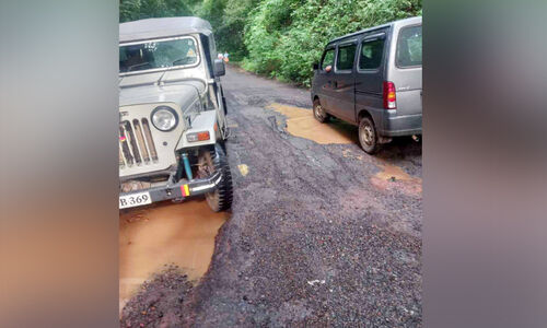 അന്തർ സംസ്ഥാന പാതയിൽ മരണക്കുഴികൾ; അപകടങ്ങൾ ആരും കാണുന്നില്ലേ? അന്തർ സംസ്ഥാന പാതയിൽ മരണക്കുഴികൾ; അപകടങ്ങൾ ആരും കാണുന്നില്ലേ?