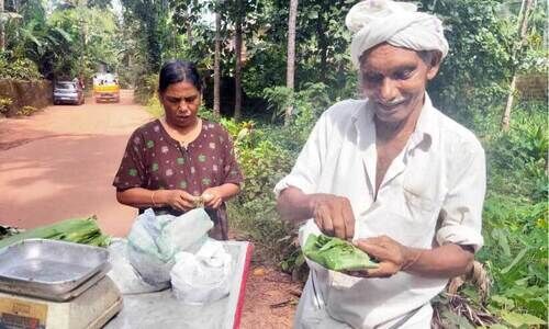 അമ്പതുകൊല്ലം കഴിഞ്ഞിട്ടും പോക്കറിന്റെ ഇലയിൽ പൊതിഞ്ഞുള്ള മത്സ്യവിൽപനക്ക് മാറ്റമില്ല അമ്പതുകൊല്ലം കഴിഞ്ഞിട്ടും പോക്കറിന്റെ ഇലയിൽ പൊതിഞ്ഞുള്ള മത്സ്യവിൽപനക്ക് മാറ്റമില്ല