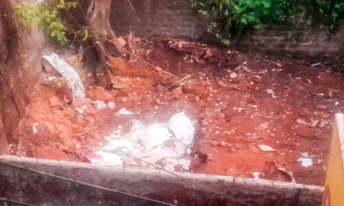 മാലിന്യം നീക്കി വൃത്തിയാക്കിയ സ്ഥലത്ത് വീണ്ടും മാലിന്യം തള്ളൽ മാലിന്യം നീക്കി വൃത്തിയാക്കിയ സ്ഥലത്ത് വീണ്ടും മാലിന്യം തള്ളൽ