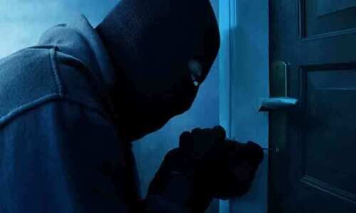 മോ​ഷ​ണമോ ന​ട​ന്നി​ല്ല; മു​ന്തി​രി ക​ഴി​ച്ച് മ​ട​ങ്ങി മോ​ഷ്ടാ​വ്!