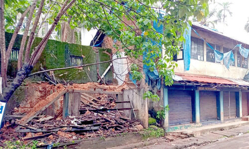 അപകടഭീഷണി ഉയർത്തി അത്തോളി അങ്ങാടിയിലെ ജീർണിച്ച കെട്ടിടങ്ങൾ അപകടഭീഷണി ഉയർത്തി അത്തോളി അങ്ങാടിയിലെ ജീർണിച്ച കെട്ടിടങ്ങൾ