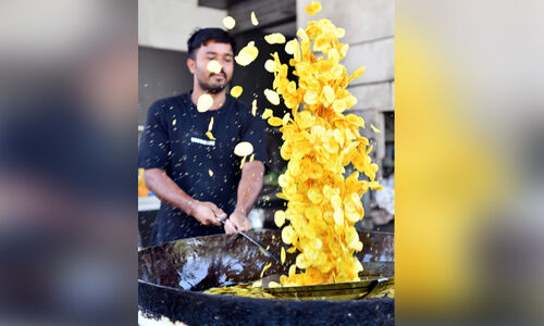 വിലയേറി ചിപ്സും ശർക്കരവരട്ടിയും വിലയേറി ചിപ്സും ശർക്കരവരട്ടിയും