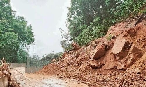 ത​ല​യാ​ട് മ​ല​യോ​ര മേ​ഖ​ല​യി​ൽ ഉ​രു​ൾ​പൊ​ട്ടി, വ്യാ​പ​ക​മാ​യ മ​ണ്ണി​ടി​ച്ചി​ൽ