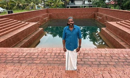 നാലുനില കെട്ടിടത്തിന്‍റെ ഉയരവും നല്ല നീളവും; ഇത്, ലക്ഷത്തിനടുത്ത് ചെങ്കല്ലുകൊണ്ട് വിനീഷ് ഒറ്റക്ക് നിർമിച്ച തീർഥക്കുളം