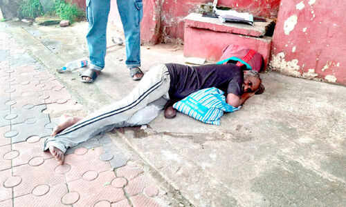 മൂന്നുനാൾ മഴയും വെയി​ലുമേറ്റ് നടുറോഡിൽ; ഒടുവിൽ വയോധികന് മോചനം