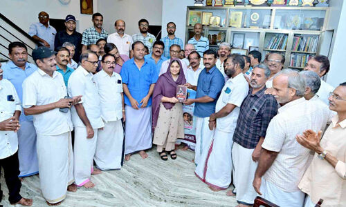 ഉമ്മറിന്റെ പുസ്തകപ്പുര ഇനി നാടിന്റെ ലൈബ്രറി ഉമ്മറിന്റെ പുസ്തകപ്പുര ഇനി നാടിന്റെ ലൈബ്രറി