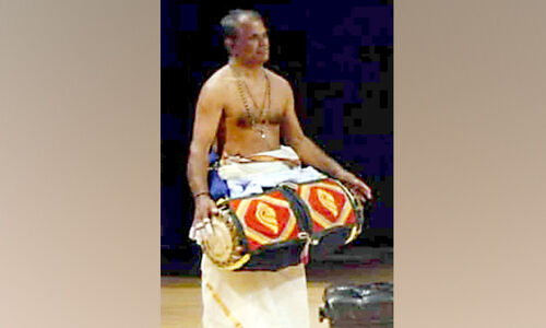 അരങ്ങൊഴിഞ്ഞത് കഥകളി വേദിയിലെ മദ്ദളവാദന കുലപതി അരങ്ങൊഴിഞ്ഞത് കഥകളി വേദിയിലെ മദ്ദളവാദന കുലപതി