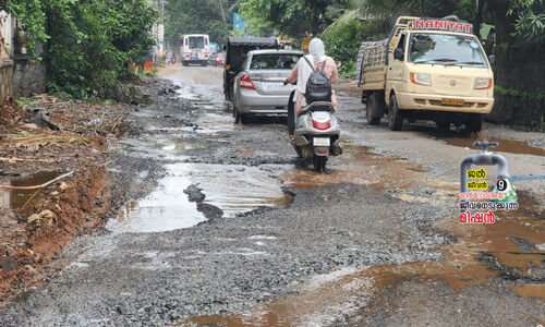 നിബന്ധനകൾ കാറ്റിൽ പറത്തി റോഡ് കീറൽ നിബന്ധനകൾ കാറ്റിൽ പറത്തി റോഡ് കീറൽ
