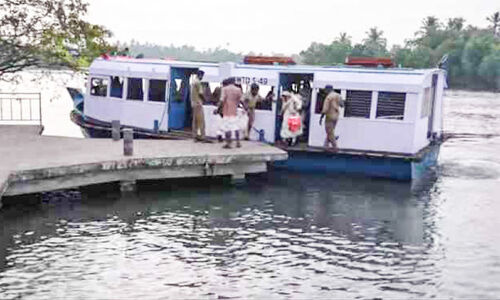 സ്വീകാര്യതയേറി അരൂക്കുറ്റി-എറണാകുളം ബോട്ട് സർവിസ് സ്വീകാര്യതയേറി അരൂക്കുറ്റി-എറണാകുളം ബോട്ട് സർവിസ്