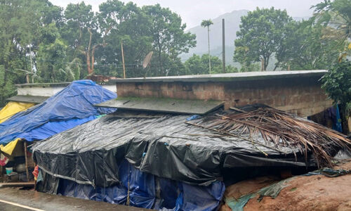 ദുരിതപ്പെയ്ത്തിൽ ജീവിതം വലിച്ചുകെട്ടിയ ഷെഡ്ഡിനുള്ളിൽ ദുരിതപ്പെയ്ത്തിൽ ജീവിതം വലിച്ചുകെട്ടിയ ഷെഡ്ഡിനുള്ളിൽ