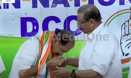 ‘ചേർന്ന് നിന്നാൽ മതിയോ? ഉമ്മ വെക്കണോ?’: സണ്ണി ജോസഫ്, സുധാകരന്റെ വലംകൈ, വിശ്വസ്തൻ