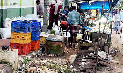 കൊട്ടിയത്ത് നടപ്പാതയും റോഡും കൈയേറി കച്ചവടം പൊടിപൊടിക്കുന്നു