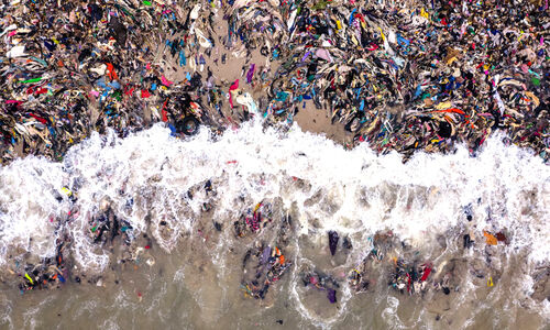 മരിച്ച വെള്ളക്കാരന്റെ വസ്ത്രങ്ങൾ; അഥവാ പടിഞ്ഞാറൻ ഫാഷൻ വിപണി ശവപ്പറമ്പാക്കിയ ആഫ്രിക്കൻ തീരം മരിച്ച വെള്ളക്കാരന്റെ വസ്ത്രങ്ങൾ; അഥവാ പടിഞ്ഞാറൻ ഫാഷൻ വിപണി ശവപ്പറമ്പാക്കിയ ആഫ്രിക്കൻ തീരം