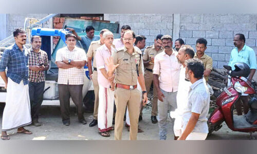 നഗരസഭ കെട്ടിടനിർമാണം മത്സ്യമാർക്കറ്റ് തൊഴിലാളികൾ തടഞ്ഞു നഗരസഭ കെട്ടിടനിർമാണം മത്സ്യമാർക്കറ്റ് തൊഴിലാളികൾ തടഞ്ഞു