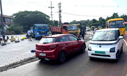 മുന്നറിയിപ്പില്ലാത്ത ഇന്റർലോക്ക് പാകൽ; കുരുക്കിലായി ജനം