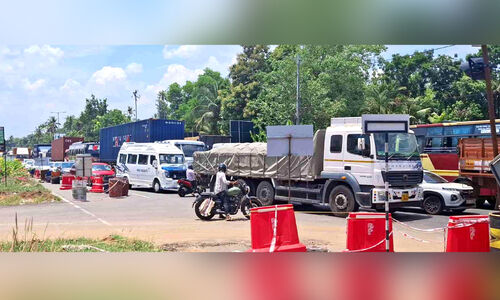 ദേശീയപാത അടിപ്പാത നിർമാണം; കുരുക്കിൽകുരുങ്ങി ജനം ദേശീയപാത അടിപ്പാത നിർമാണം; കുരുക്കിൽകുരുങ്ങി ജനം