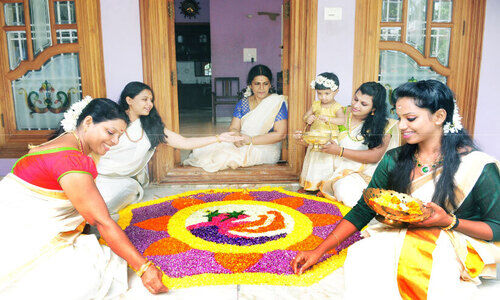 വ​ർ​ണാ​ഭ​മാ​യ പൂ​ക്ക​ള​മൊ​രു​ക്ക​ൽ