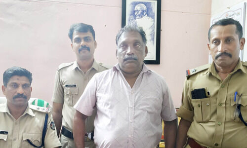 അനധികൃത വിദേശമദ്യവുമായി മധ്യവയസ്കന് പിടിയില് അനധികൃത വിദേശമദ്യവുമായി മധ്യവയസ്കന് പിടിയില്