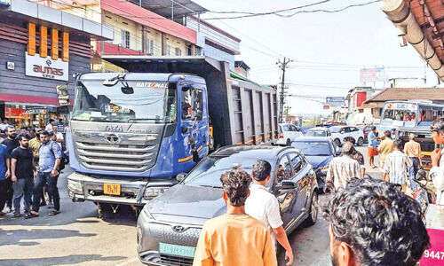 വാഹന ജീവനക്കാർ തമ്മിൽ സംഘർഷം; ബസിന്റെ ഗ്ലാസ് അടിച്ചുതകർത്തു വാഹന ജീവനക്കാർ തമ്മിൽ സംഘർഷം; ബസിന്റെ ഗ്ലാസ് അടിച്ചുതകർത്തു
