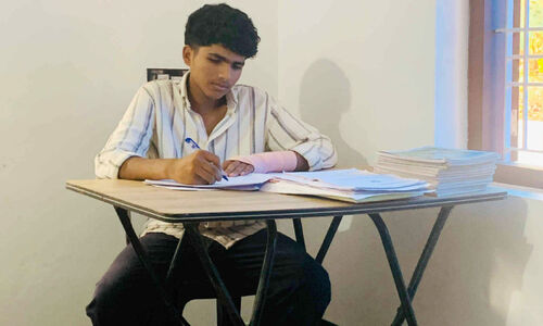 വ​ലി​ച്ചി​ഴ​ച്ചാണ് പൊ​ലീ​സ് വാ​ഹ​ന​ത്തി​ൽ ക​യ​റ്റി​യ​ത്, വേ​ദ​ന സ​ഹി​ച്ചാ​ണ് ബു​ധ​നാ​ഴ്ച​ത്തെ പത്താം ക്ലാസ് പ​രീ​ക്ഷ​ എഴുതിയത് ; ജീവൻ പോയാലും സമരത്തിൽ നിന്ന് പിന്നോട്ടില്ലെന്ന് മി​സ്ബാ​ഹ്