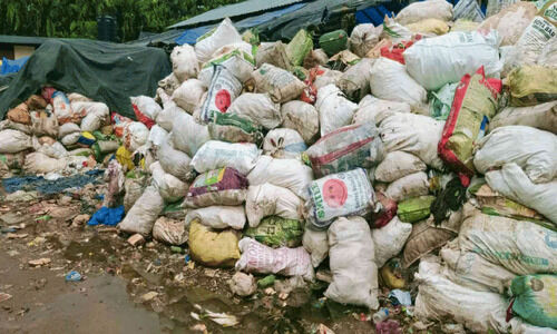 മാലിന്യം അലക്ഷ്യമായി കിടക്കുന്നു; സംഭരണ കേന്ദ്രത്തിനെതിരെ നാട്ടുകാർ