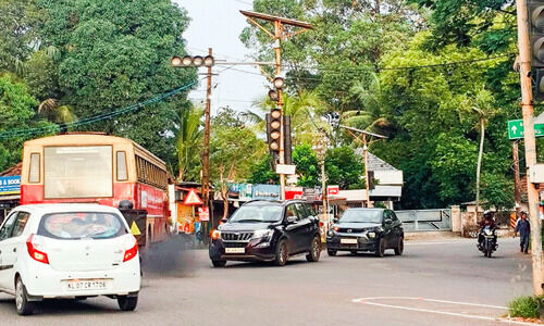 പള്ളിക്കവലയിലെ ഗതാഗത നിയന്ത്രണം അമ്പേ പരാജയം... പള്ളിക്കവലയിലെ ഗതാഗത നിയന്ത്രണം അമ്പേ പരാജയം...