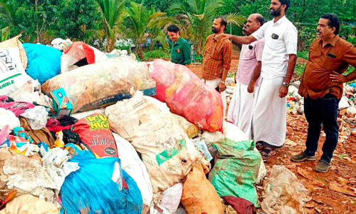 അ​ങ്ങാ​ടി​പ്പു​റ​ത്ത് ശേ​ഖ​രി​ച്ച മാ​ലി​ന്യം  കെ​ട്ടി​ക്കി​ട​ക്കു​ന്ന​തി​നെ​തി​രെ പ​രാ​തി