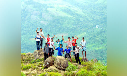 മഴ നനഞ്ഞ് കോടമഞ്ഞ് കണ്ട് മല കയറണോ?