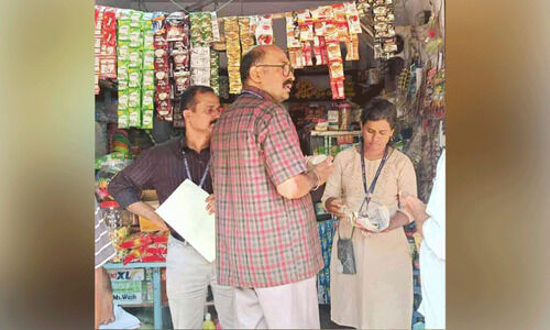 ആരോഗ്യവകുപ്പിന്റെ മിന്നൽപരിശോധന; നിരോധിത പുകയില ഉൽപന്നങ്ങൾ പിടിച്ചെടുത്തു ആരോഗ്യവകുപ്പിന്റെ മിന്നൽപരിശോധന; നിരോധിത പുകയില ഉൽപന്നങ്ങൾ പിടിച്ചെടുത്തു