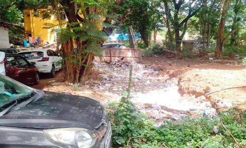 ജനറല്‍ ആശുപത്രി പരിസരത്ത് മാലിന്യക്കൂമ്പാരം; പരിസരം പകര്‍ച്ചവ്യാധി ഭീഷണിയില്‍