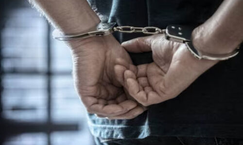 അർധരാത്രി വീട്ടിൽ കയറി വിദ്യാർഥിനിയെ മർദിച്ച പ്രതികൾ റിമാൻഡിൽ അർധരാത്രി വീട്ടിൽ കയറി വിദ്യാർഥിനിയെ മർദിച്ച പ്രതികൾ റിമാൻഡിൽ