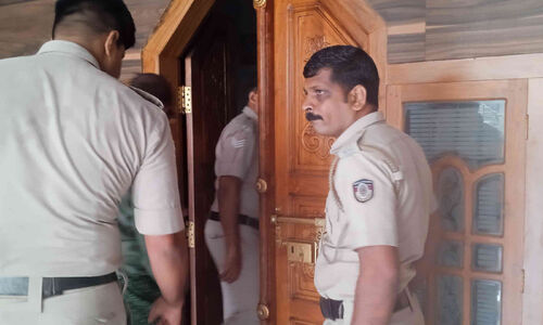 മാണിയാട്ട് വൻ കവർച്ച