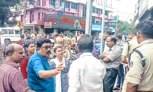 വഴിയോര കടകൾ ഒഴിപ്പിച്ചതിനെ ചൊല്ലി സംഘർഷം