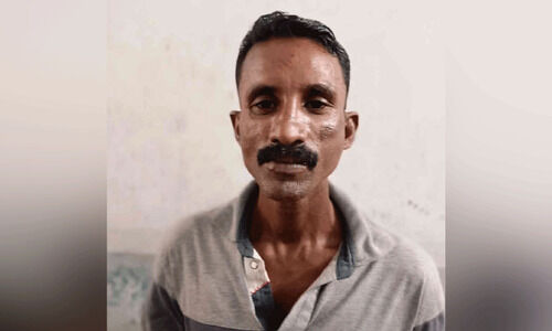 ര​ണ്ട് കൊ​ല​പാ​ത​ക കേ​സു​ക​ളി​ലെ പ്ര​തി മോ​ഷ്ടി​ച്ച വാ​ഹ​ന​വു​മാ​യി പി​ടി​യി​ൽ