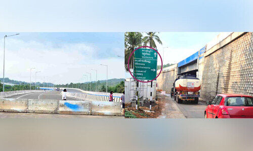 ‘വ​ഴി തെ​റ്റി​ച്ച്’ സൂ​ച​ന ബോ​ർ​ഡ്