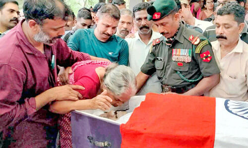 മേഘാലയയില് മുങ്ങിമരിച്ച സൈനികന് ജന്മനാടിന്റ യാത്രാമൊഴി മേഘാലയയില് മുങ്ങിമരിച്ച സൈനികന് ജന്മനാടിന്റ യാത്രാമൊഴി