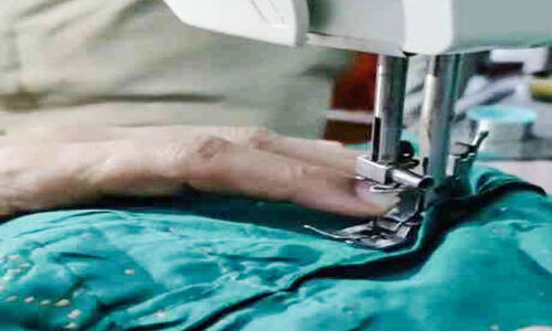 തയ്യൽ മെഷീനിൽ വീട്ടമ്മയുടെ കൈവിരൽ കുടുങ്ങി; കുടുക്കഴിച്ച് അഗ്നിരക്ഷാസേന തയ്യൽ മെഷീനിൽ വീട്ടമ്മയുടെ കൈവിരൽ കുടുങ്ങി; കുടുക്കഴിച്ച് അഗ്നിരക്ഷാസേന