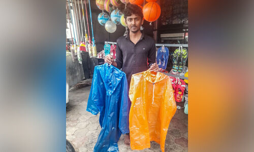 തകർത്ത് മഴ; വിപണിയിൽ ഹിറ്റായി മഴക്കോട്ടും മഴച്ചെരുപ്പും തകർത്ത് മഴ; വിപണിയിൽ ഹിറ്റായി മഴക്കോട്ടും മഴച്ചെരുപ്പും